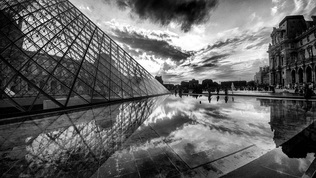 and back to  Paris.  blackandwhitephotography  pho... more monochrome photography at http://bnw.alahay.org