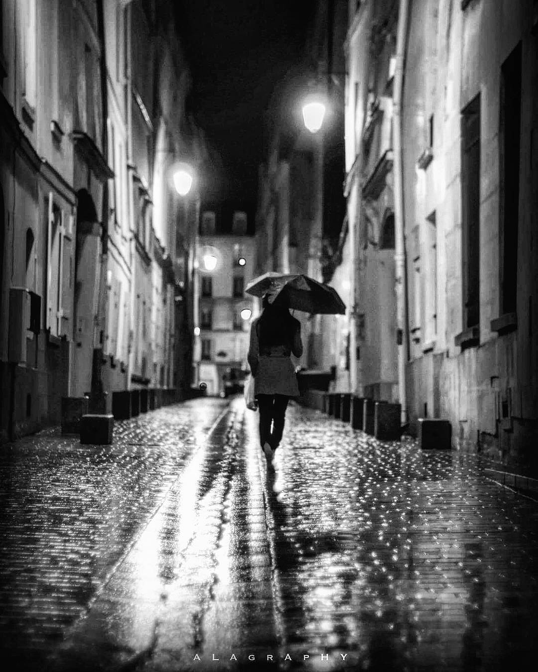  flaneuse sous la  pluie de  paris .   monochrome ... more monochrome photography at http://bnw.alahay.org
