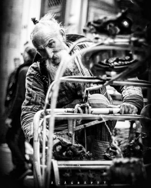 The  man behind the  timemachine spotted in  paris... more monochrome photography at http://bnw.alahay.org