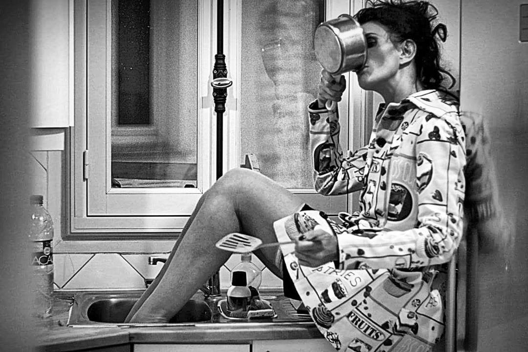 A  model in the  kitchen ... more monochrome photography at http://bnw.alahay.org