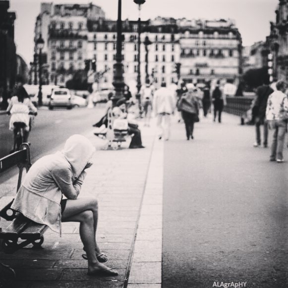 rue  ville  parigi  villelumiere  bnw  bnwphotogr... more monochrome photography at http://bnw.alahay.org
