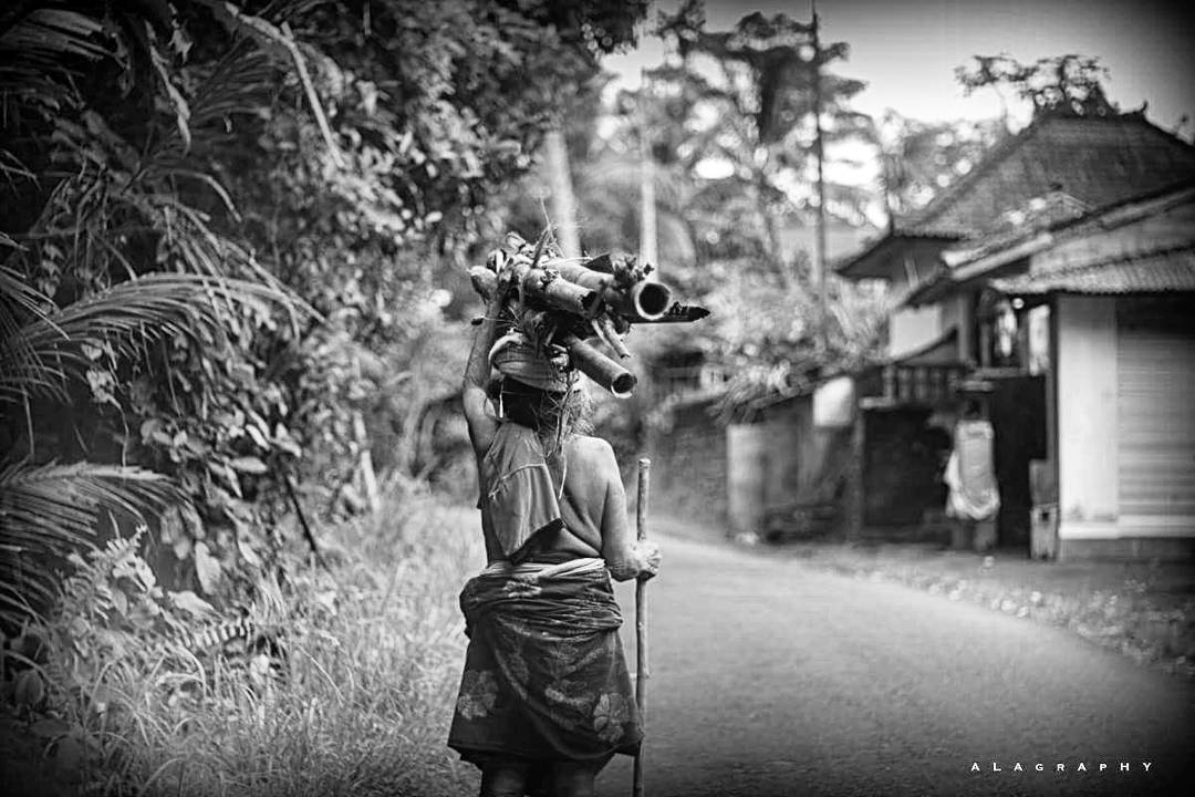 People of Bali. One of my favorite clicks. Shot fr... more monochrome photography at http://bnw.alahay.org