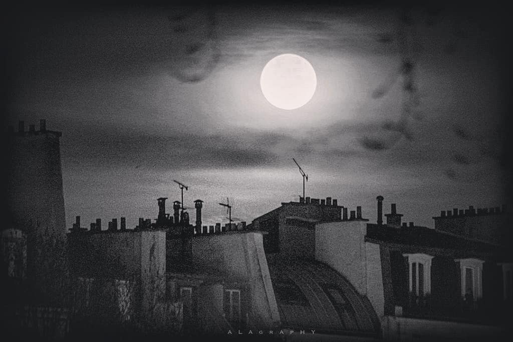 Quand  paris s'est aperçu sous la pleine lune, ell... more monochrome photography at http://bnw.alahay.org