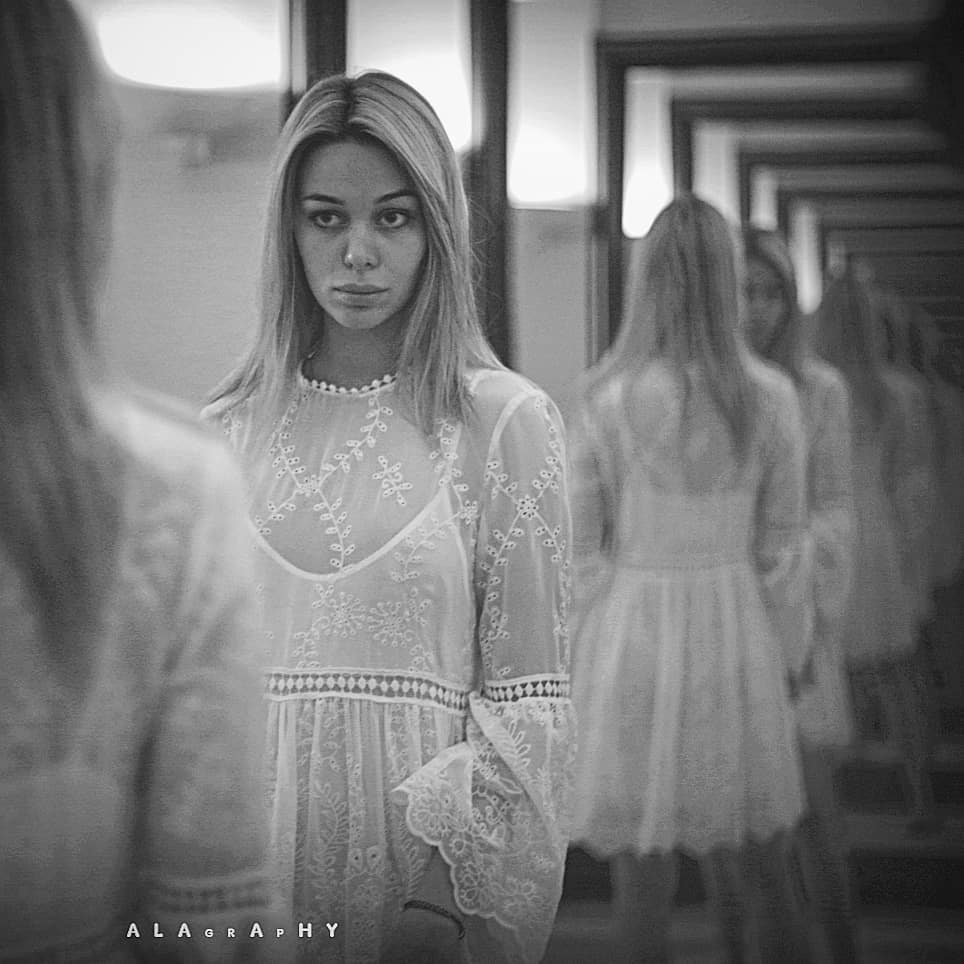 . Un certain niveau de narcissism est atteint Un c... more monochrome photography at http://bnw.alahay.org