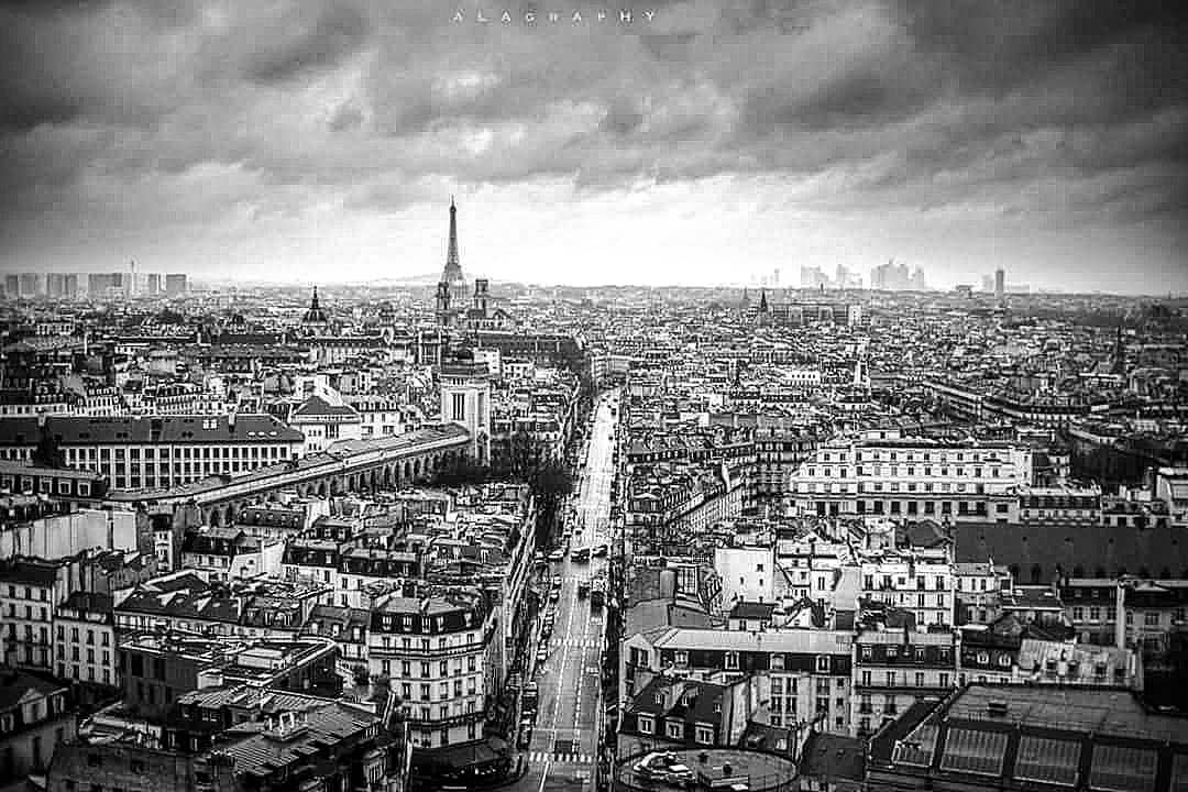 Bienvenue à  Paris .  eiffeltower  parigi  parisje... more monochrome photography at http://bnw.alahay.org